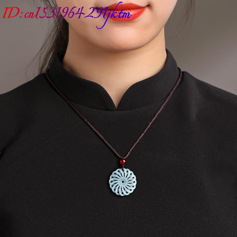 Colar com Pingente de Flor em  - Necklaces avaliação e preço
