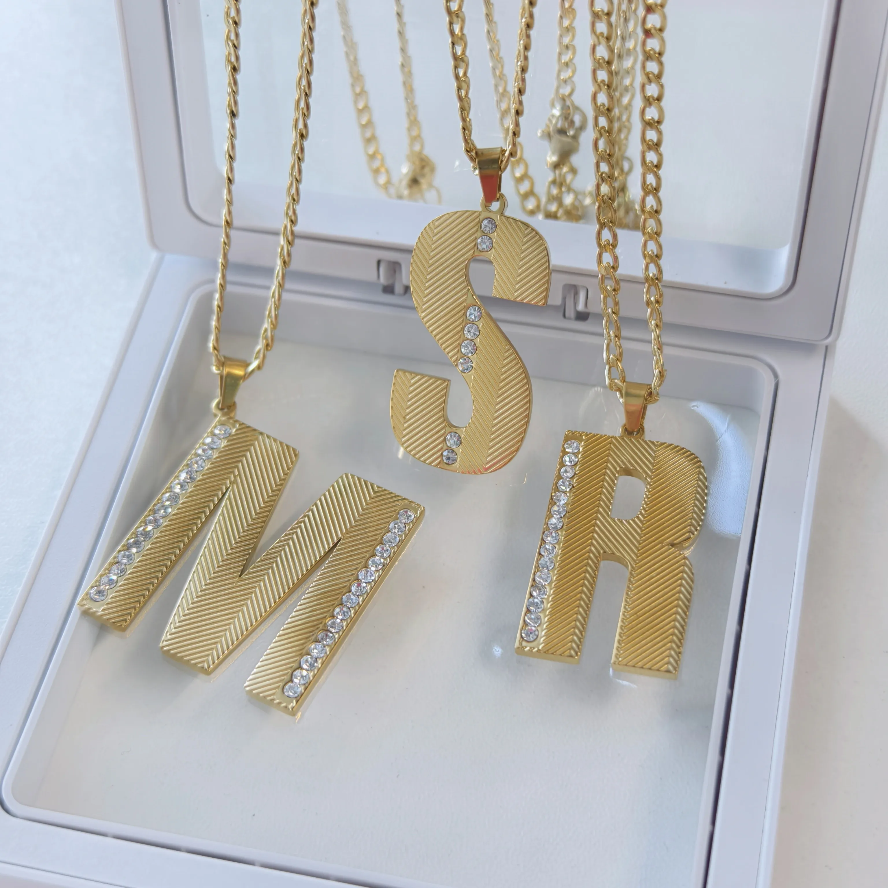 Colar Minimalista de Letras em - Initial Letter Necklace 18K Gold avaliação e preço